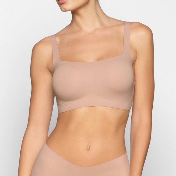 SKIMS NAKED SCOOP BRALETTE | CLAY - Picture 4 of 7